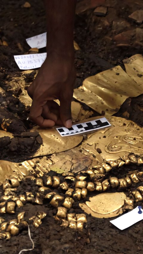 Tumpukan Artefak dari Emas yang Tak Ternilai Harganya Ditemukan di Makam Kuno Berusia 1300 Tahun