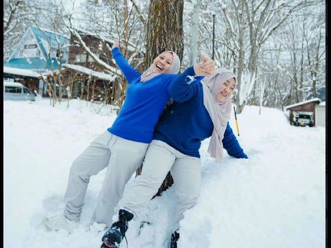 10 Potret Kompak Sus Rini dan Lala di Jepang, Vibesnya Bak Kakak Adik