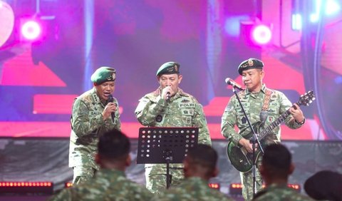 Di acara tersebut, Panglima TNI dan Pangkostrad sempat tampil untuk menyanyi dan menghibur para tamu undangan.