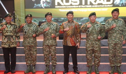 Wiranto dan Gatot Nurmantyo kompak mengenakan batik dan bersanding dengan deretan pimpinan tinggi di TNI AD.