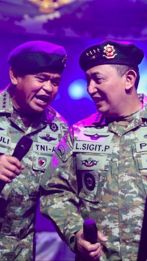 Kepala Staf Angkatan Darat (Kasad) Jenderal Maruli Simanjuntak tampak ikut naik ke atas panggung dan bernyanyi dengan Kapolri. <br>
