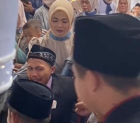 Viral Momen Haru Adik Laki-Laki jadi Wali di Pernikahan Kakaknya, Tak Berhenti Nangis