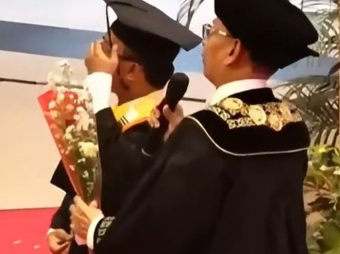 Dites Rektor Lantunkan Ayat Alquran, Momen Anak Guru Ngaji Lulus S2 Jalur Cepat Unair Ini Bikin Haru