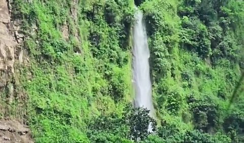 Salah satu yang menarik, ternyata ada air terjun yang begitu terlihat jelas dari sawah milik keluarga Lesti.<br>