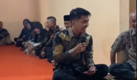 Berpikir demikian, si pria lantas mengira jika sang kekasih merupakan sosok wanita penyabar.