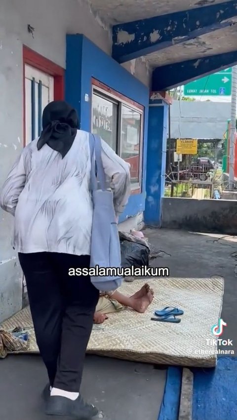 Kisah Haru Nenek Penjual Tikar Anyaman, Dagangan Tak Kunjung Laku hingga Rela Tidur di Trotoar