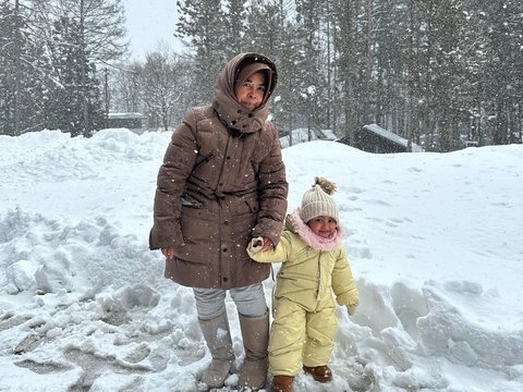 Potret Aisyahrani Adik Syahrini Liburan ke Jepang, Seru Banget Main Salju sama Keluarga