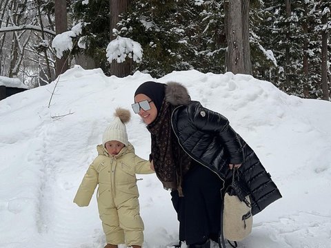 Potret Aisyahrani Adik Syahrini Liburan ke Jepang, Seru Banget Main Salju sama Keluarga