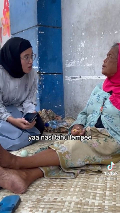 Kisah Haru Nenek Penjual Tikar Anyaman, Dagangan Tak Kunjung Laku hingga Rela Tidur di Trotoar