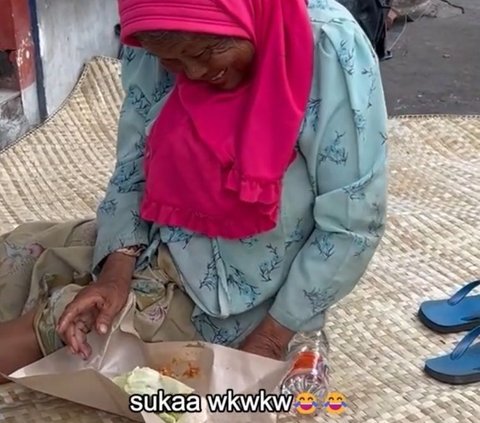 Setelah dibelikan makan sesuai keinginannya, nenek pun tampak sangat senang.