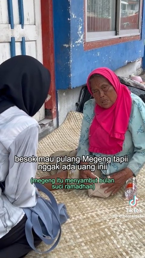 Kisah Haru Nenek Penjual Tikar Anyaman, Dagangan Tak Kunjung Laku hingga Rela Tidur di Trotoar