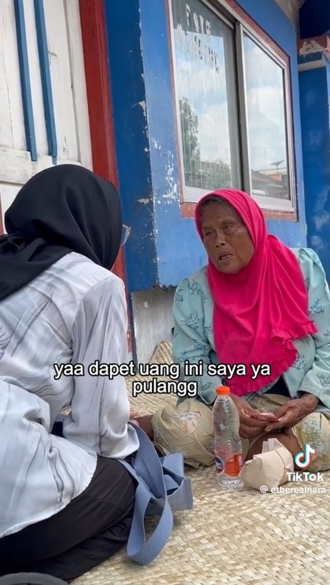 Kisah Haru Nenek Penjual Tikar Anyaman, Dagangan Tak Kunjung Laku hingga Rela Tidur di Trotoar