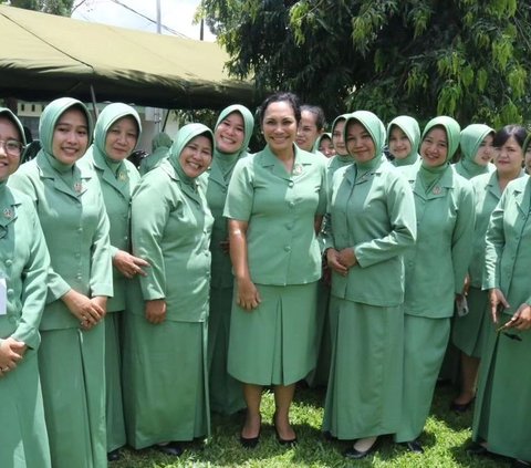 Kehebohan Ibu-Ibu Persit Kedatangan Istri Kasad, Rebutan Selfie Bareng Sosok Perempuan Panutan di TNI AD