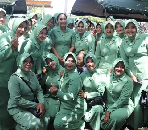 Kehebohan Ibu-Ibu Persit Kedatangan Istri Kasad, Rebutan Selfie Bareng Sosok Perempuan Panutan di TNI AD