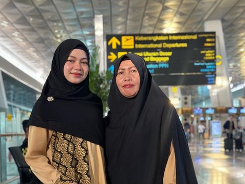 Potret Rara Lida Umrah sama Ibunya, Ngaku Belum Pantas Datang ke Tanah Suci 'Banyak Banget Dosa'