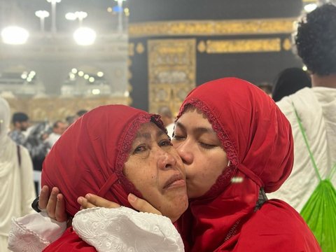 Potret Rara Lida Umrah sama Ibunya, Ngaku Belum Pantas Datang ke Tanah Suci 'Banyak Banget Dosa'