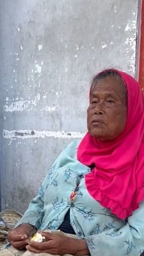 Kisah Haru Nenek Penjual Tikar Anyaman, Dagangan Tak Kunjung Laku hingga Rela Tidur di Trotoar<br>