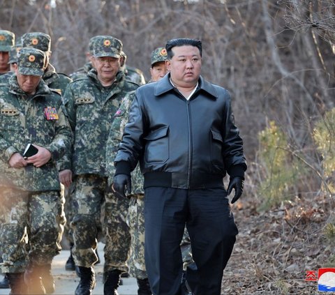 Kantor berita Korea Utara KCNA kembali merilis aktivitas Pemimpin Korea Utara Kim Jong-un yang melakukan peninjauan para prajurit yang sedang melakukan pelatihan perang di sebuah pangkalan militer. Foto: KCNA via Reuters