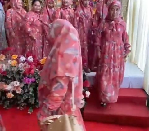 Viral Rombongan Emak-Emak Datang ke Acara Pernikahan, Baju Merah Muda Menyala Curi Perhatian