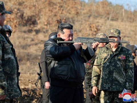 FOTO: Tampil Berjaket Kulit Hitam, Kim Jong-un Jajal Senapan Serbu saat Tinjau Kesiapan Pasukan untuk Perang