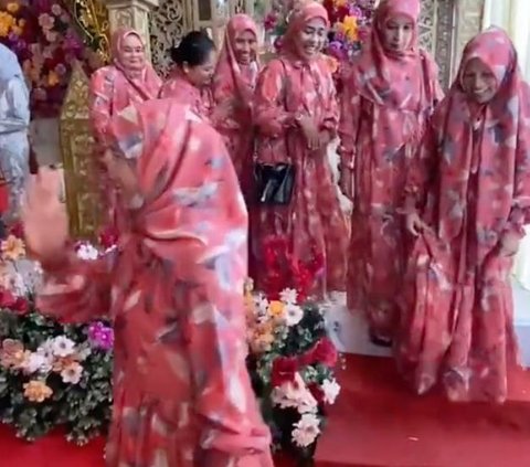 Viral Rombongan Emak-Emak Datang ke Acara Pernikahan, Baju Merah Muda Menyala Curi Perhatian