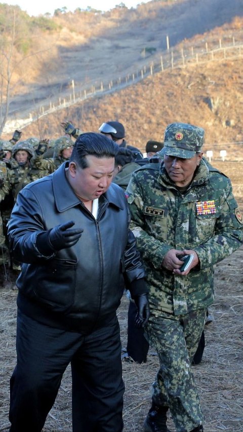 Penampilan Kim juga menyita perhatian. Dalam tinjauan ini ia tampil dalam balutan jaket kulit berwarna hitam. Foto: KCNA via Reuters