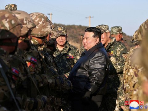 FOTO: Tampil Berjaket Kulit Hitam, Kim Jong-un Jajal Senapan Serbu saat Tinjau Kesiapan Pasukan untuk Perang