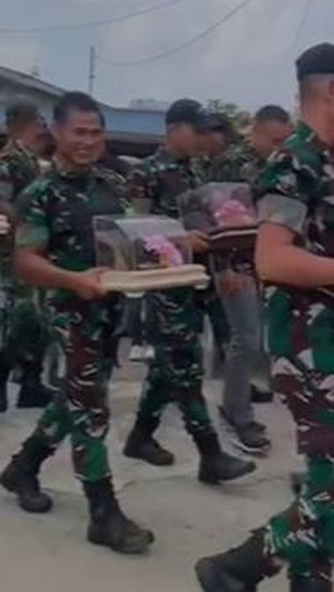Momen Prajurit TNI Lamaran Diantar Komandan Bukan sama Ortu, Temannya Kompak Bawa Seserahan<br>