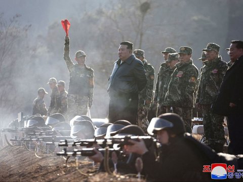 FOTO: Tampil Berjaket Kulit Hitam, Kim Jong-un Jajal Senapan Serbu saat Tinjau Kesiapan Pasukan untuk Perang