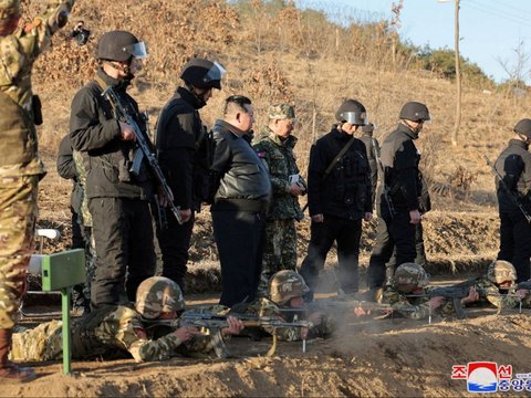 FOTO: Tampil Berjaket Kulit Hitam, Kim Jong-un Jajal Senapan Serbu saat Tinjau Kesiapan Pasukan untuk Perang