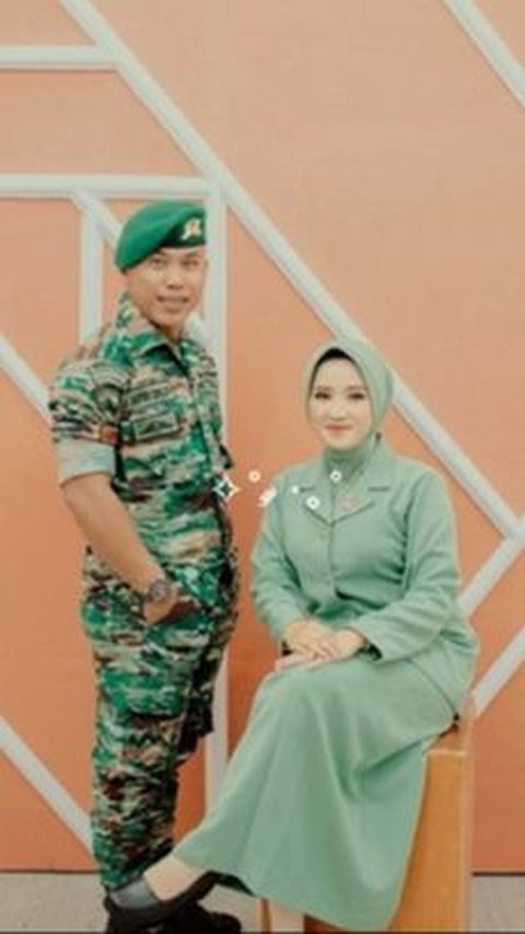 Potret prajurit TNI yang diantar komandan dan rekan-rekannya melamar sang kekasih. <br>