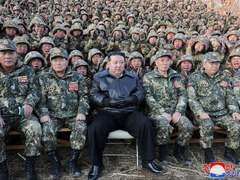 FOTO: Tampil Berjaket Kulit Hitam, Kim Jong-un Jajal Senapan Serbu saat Tinjau Kesiapan Pasukan untuk Perang