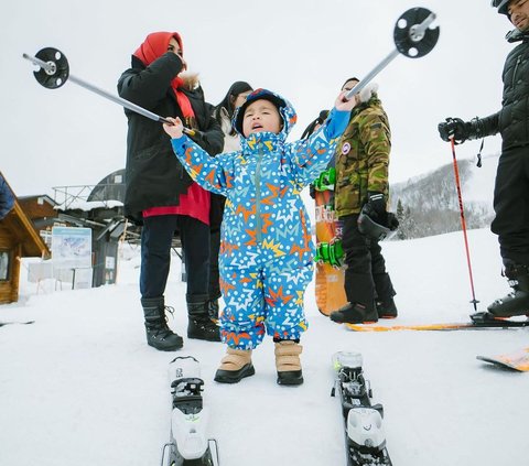 Can't Resist the Cuteness, Little Rayyanza is Already Learning to Ski