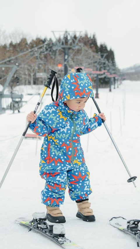Can't Resist the Cuteness, Little Rayyanza is Already Learning to Ski