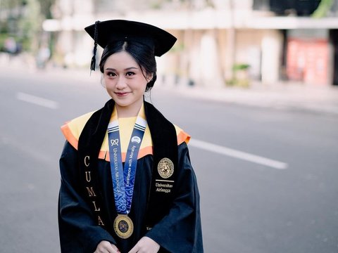 Intip Profil Vannesa Audy, Adik Randy Martin yang Diwisuda dengan Predikat Cumlaude