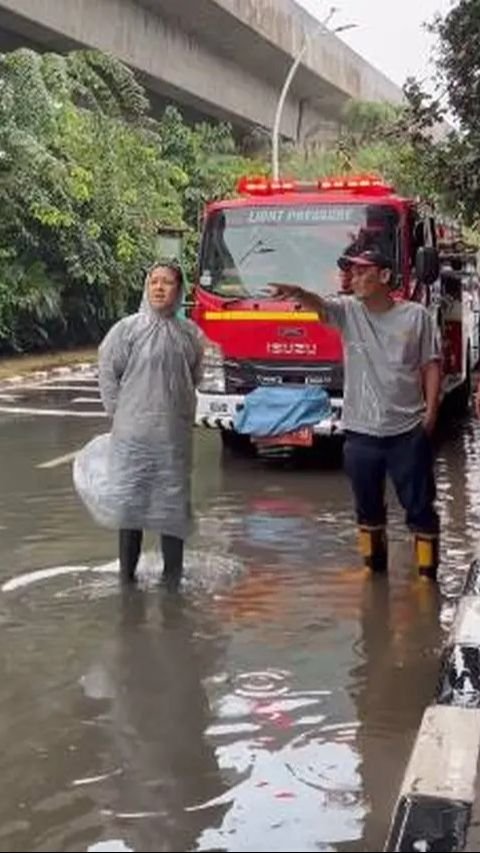 Tina Toon terlihat tanpa ragu-ragu meninjau langsung lokasi banjir.<br>