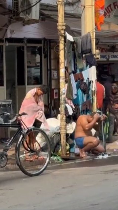 Netizen +62 Vacation to India, Automatically Hit Mental Seeing Cows Wandering Among Vehicles and People Bathing on the Side of the Road