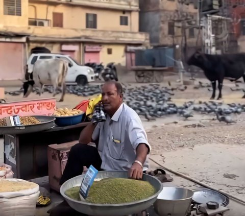 Netizen +62 Vacation to India, Automatically Hit Mental Seeing Cows Wandering Among Vehicles and People Bathing on the Side of the Road