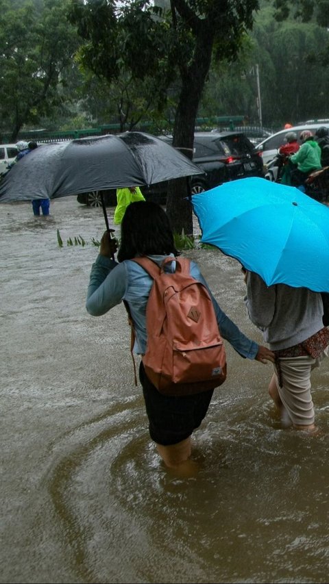 Sungai Meluap, Sembilan Kecamatan di Cirebon Tiga Hari Teredam Banjir<br>
