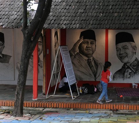 FOTO: Pasar Seni Ancol Pajang Lukisan Hitam Putih Pasangan Calon Presiden 2024 Jelang Pengumuman Hasil Rekapitulasi Suara KPU RI