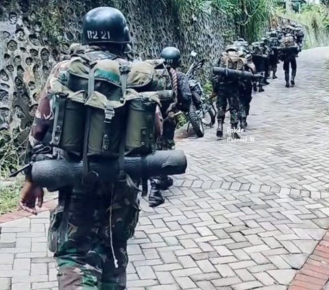 Beri Air Secara Cuma-Cuma ke Prajurit TNI yang Berlatih, Aksi Ibu-ibu Ini Curi Perhatian