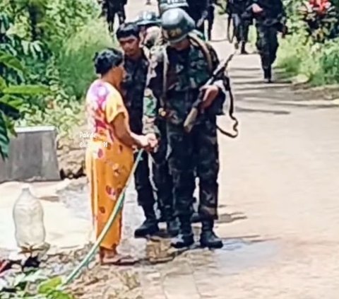 Beri Air Secara Cuma-Cuma ke Prajurit TNI yang Berlatih, Aksi Ibu-ibu Ini Curi Perhatian