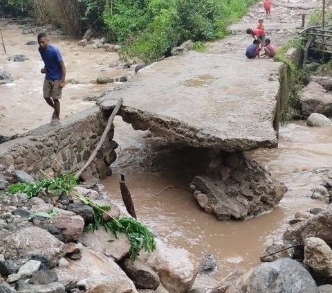 Jembatan di Amfoang Putus Akibat Banjir, Akses Lumpuh Total