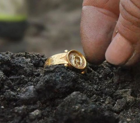1.000 Tahun Lalu Seorang Perempuan Kehilangan Cincin Emas, Arkeolog Kini Menemukannya