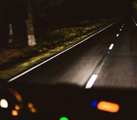Scary Story of Going Out at Night for Culinary Tourism, Disturbed by a Flying White Figure Behind the Car When Passing through a Haunted Area