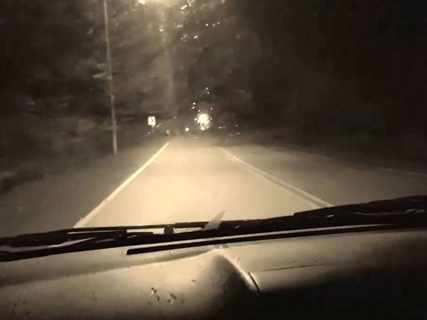 Scary Story of Going Out at Night for Culinary Tourism, Disturbed by a Flying White Figure Behind the Car When Passing through a Haunted Area