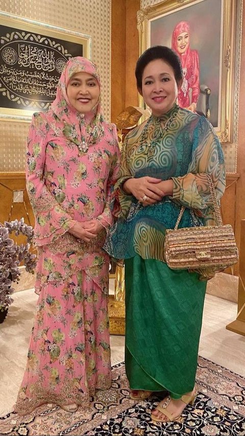 Dalam foto bersama Permaisuri Sultan Hassanal Bolkiah, Raja Isteri Pengiran Anak Hajah Salehah, Titiek menjelaskan kelembutan sang ratu yang begitu memikat.