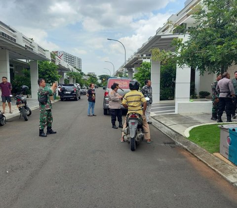 Jasad korban sudah dibawa ke Rumah Sakit Polri Kramat Jati, Jakarta Timur. Polisi masih menyelidiki motif di balik kasus pembunuhan tersebut.