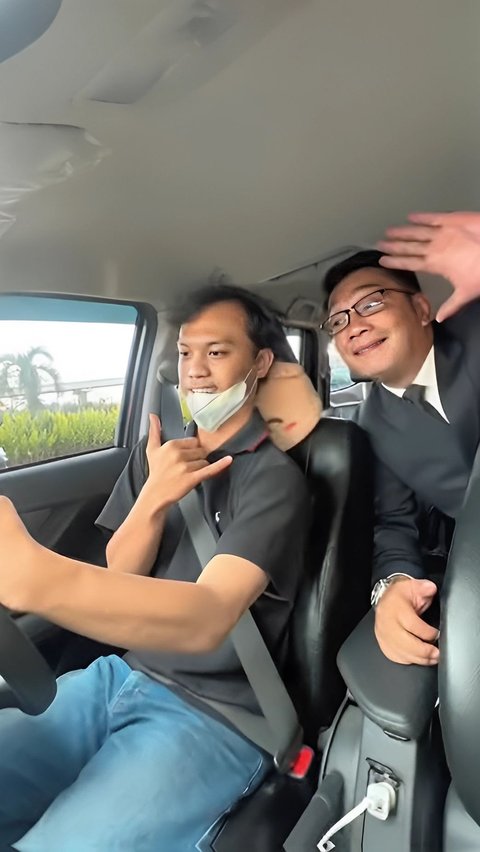 Funny Moment Ridwan Kamil Rides an Online Taxi, the Driver Gets Goosebumps and Calls His Wife