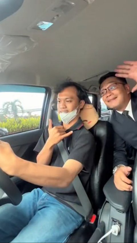 Funny Moment of Ridwan Kamil Riding an Online Taxi, the Driver Ends Up Feeling Chills and Calls His Wife